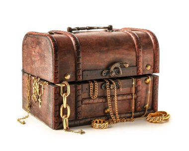 Beyaz arka planda saklı hazineleri olan eski sandık.