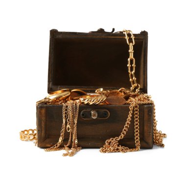 Beyaz arka planda saklı hazineleri olan eski sandık.