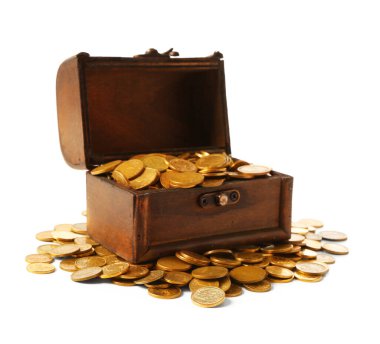 Beyaz arka planda saklı hazineleri olan eski sandık.