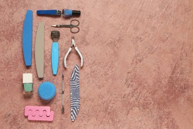 Pedikür için profesyonel araçlar ve grunge pembe arka planda tırnak cilası