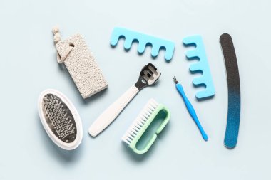 Gri arka planda pedikür için profesyonel malzeme seti