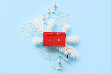Mavi arka planda Noel dekoru olan ses kaseti