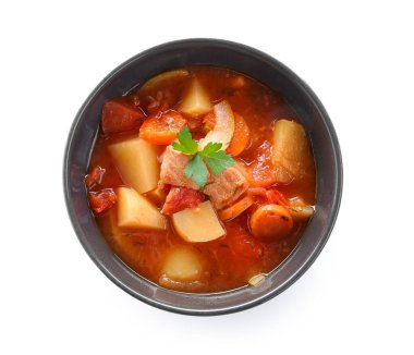 Lezzetli biftek güveci ve beyaz arka planda maydanoz.