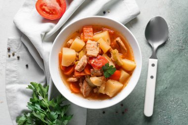 Lezzetli biftek güveci ve arkaplanda maydanoz.