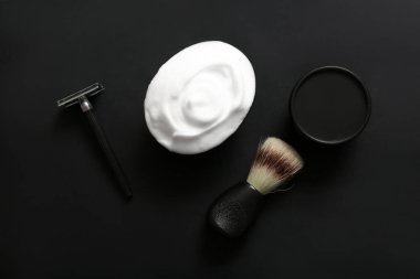 Siyah arkaplanda tıraş aksesuarları