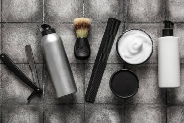 Grunge gri arkaplanda tıraş aksesuarları seti