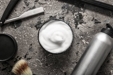 Grunge gri arkaplanda tıraş aksesuarları seti