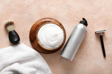 Grunge pembe arka planda tıraş aksesuarları