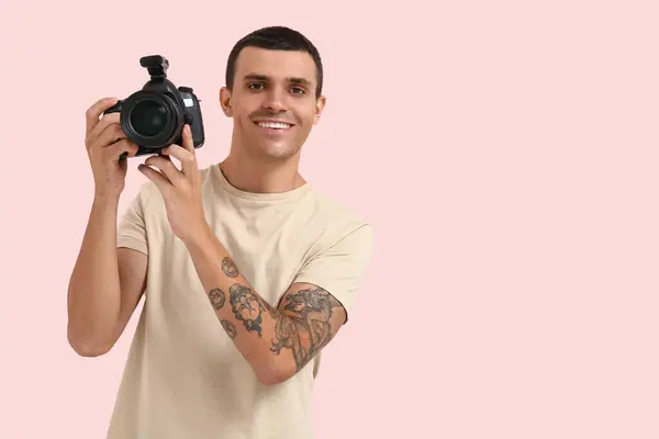 Pembe Arka Planda Modern Kameralı Bir Erkek Fotoğrafçı — Stok fotoğraf