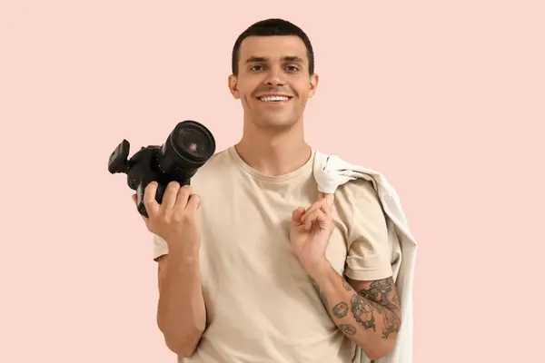 Pembe Arka Planda Modern Kameralı Bir Erkek Fotoğrafçı — Stok fotoğraf