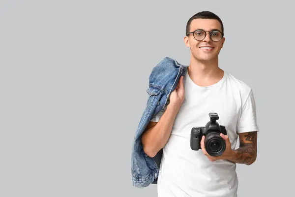 Tattooed Male Photographer Modern Camera Grey Background — Stock Photo, Image