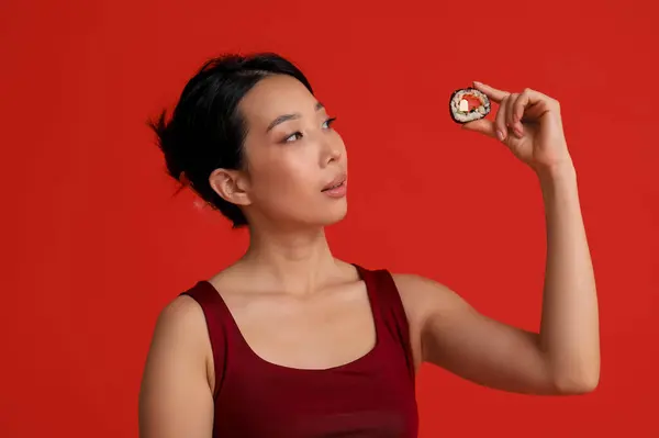 Belle Jeune Asiatique Femme Avec Savoureux Maki Rouleau Sur Rouge — Photo