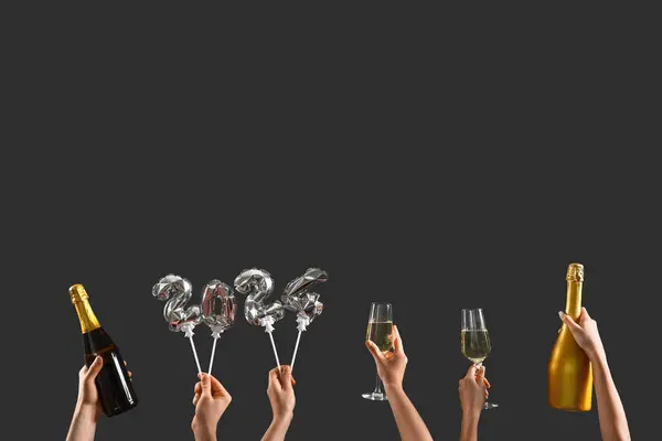 Mensen Met Figuur 2024 Champagne Donkere Achtergrond Nieuwjaarsviering — Stockfoto