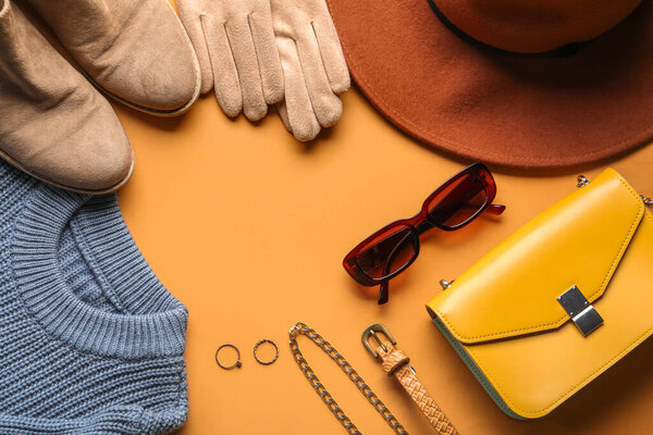 Рамка из стильных женских аксессуаров, обуви и одежды на цветном фоне