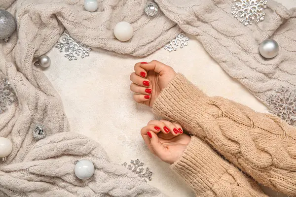Vrouwelijke Handen Met Rode Manicure Kerstversieringen Witte Achtergrond — Stockfoto
