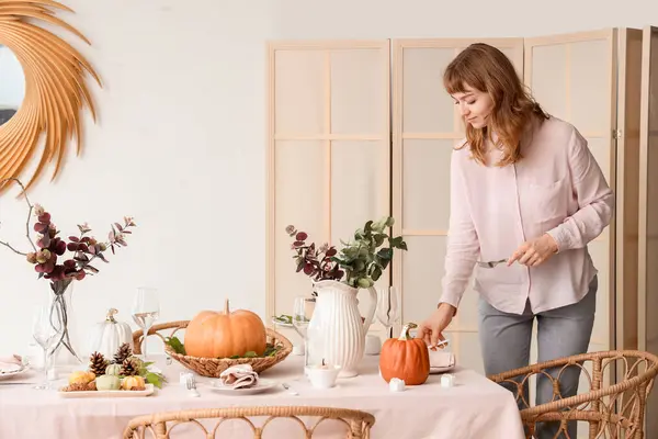 Mooie Jonge Vrouw Versieren Tafel Voor Thanksgiving Day Diner Eetkamer — Stockfoto