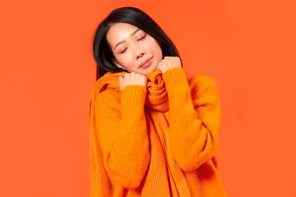 Jeune Femme Asiatique Vêtements Chauds Sur Fond Orange — Photo