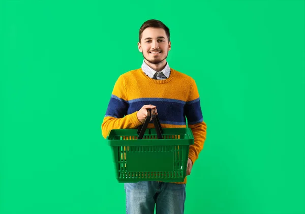 Hombre Joven Con Cesta Compra Sobre Fondo Verde — Foto de Stock