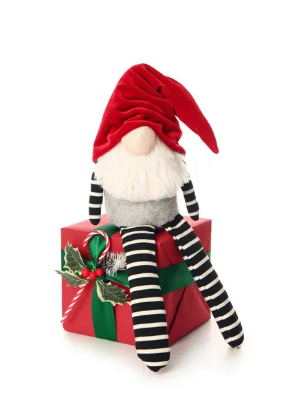 Weihnachtszwerg Mit Geschenkbox Isoliert Auf Weißem Hintergrund — Stockfoto
