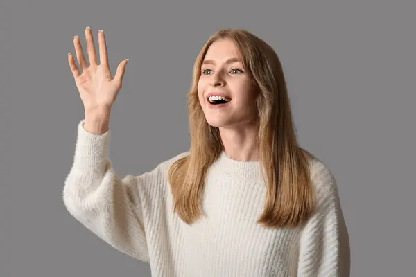 Mooie Jonge Vrouw Zwaaien Hand Grijze Achtergrond — Stockfoto