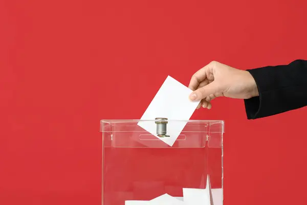 Szavazó Közelében Szavazóurna Piros Háttér — Stock Fotó