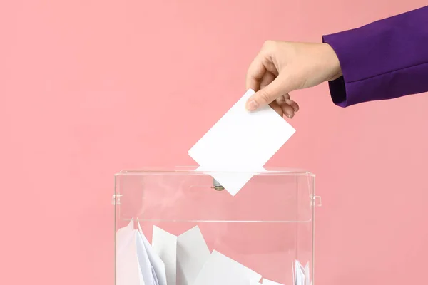Szavazó Közelében Szavazólap Doboz Rózsaszín Háttér — Stock Fotó