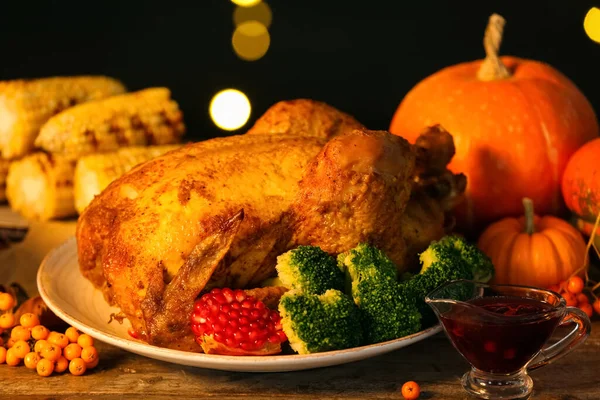 Dinde Savoureuse Pour Jour Thanksgiving Sur Table Contre Les Lumières Image En Vente