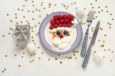 Beyaz arka planda Noel Baba şeklinde gözleme tabağı. Noel kutlaması