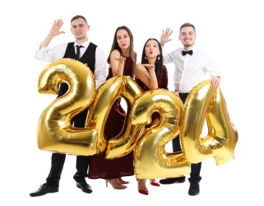 Beyaz arka planda 2024 figürlü arkadaş grubu. Yeni yıl kutlaması