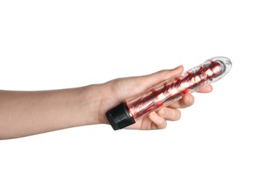 Beyaz arka planda vibratörü olan kadın el, yakın plan.