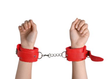 Beyaz arka planda, seks dükkanından kırmızı kelepçeli bir kadın var.