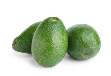 Beyaz arka planda taze olgun avokadolar