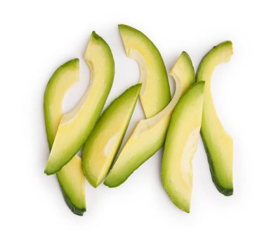 Beyaz arka planda taze olgun avokado dilimleri