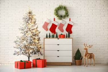 Noel arifesi dekore edilmiş ağaçlarla dolu