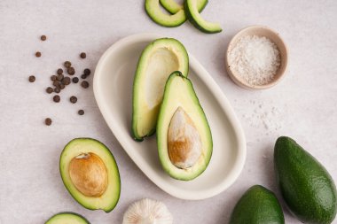 Taze olgun avokado ve beyaz arka planda biberli mısır kâsesi.