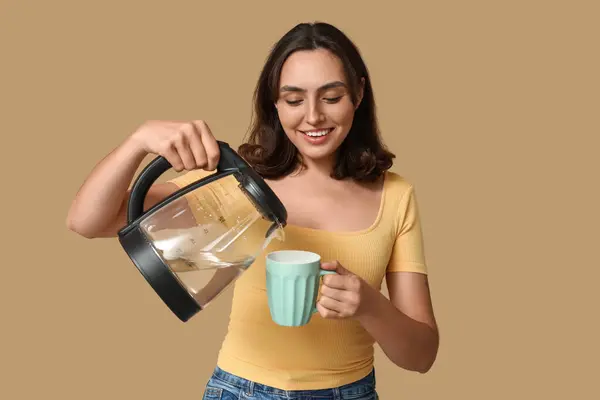Schöne Junge Frau Gießt Heißes Wasser Aus Modernem Wasserkocher Tasse — Stockfoto
