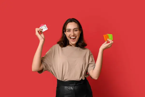 Šťastná Mladá Žena Kondomy Červeném Pozadí Bezpečný Sexuální Koncept — Stock fotografie