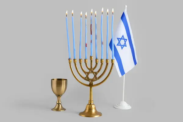 배경에 Hanukkah 축하를위한 불타는 이스라엘의 깃발이있는 메노라 — 스톡 사진