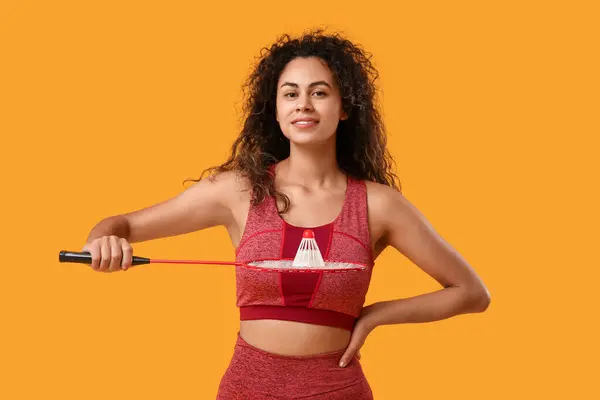 Ung Afroamerikansk Kvinna Sportkläder Med Badminton Racket Och Skyttel Orange — Stockfoto