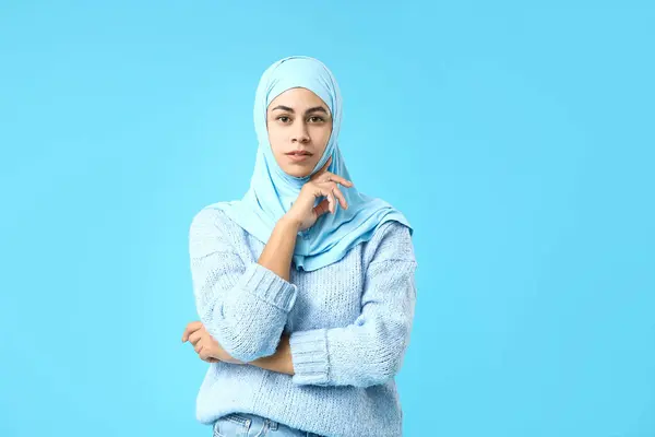 Mujer Musulmana Afroamericana Sobre Fondo Azul —  Fotos de Stock