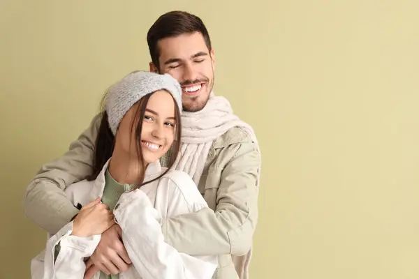 Loving Couple Winter Clothes Hugging Green Background — Stock Photo, Image
