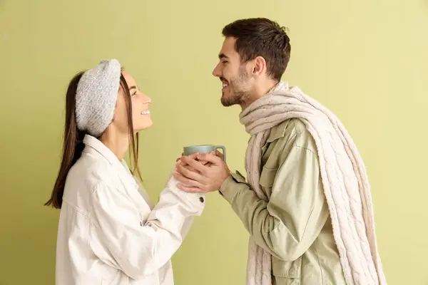 Loving Couple Winter Clothes Cup Tea Green Background — Stock Photo, Image