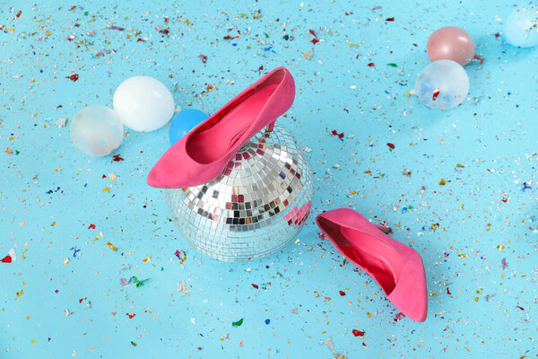 Диско-мяч на каблуках и конфетти на синем фоне