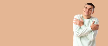 Bej arka planda kendine sarılan genç adam mesaj için kendine yer açtı.