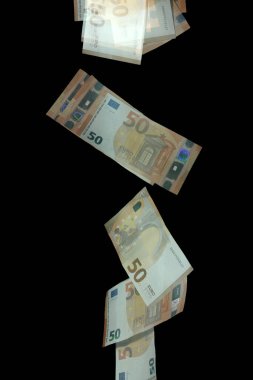 Koyu arkaplanda düşen avro banknotlarının Stroboskopik fotoğrafı