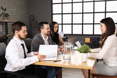 İnsan kaynakları komisyonu, kadın başvuru sahipleriyle görüşüyor.