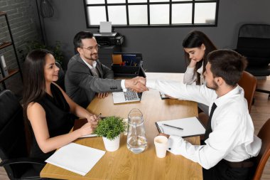 İnsan kaynakları komisyonu başvuru sahipleriyle görüşüyor