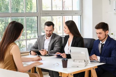 İnsan kaynakları komisyonu, kadın başvuru sahipleriyle görüşüyor.