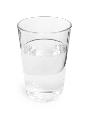 Beyaz arka planda izole edilmiş bir bardak temiz su.