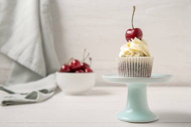 Lezzetli vişneli kekle ayakta durun.